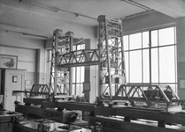 834819 Afbeelding van het model van de spoorweghefbrug over de Koningshaven te Rotterdam in de Technische School te ...